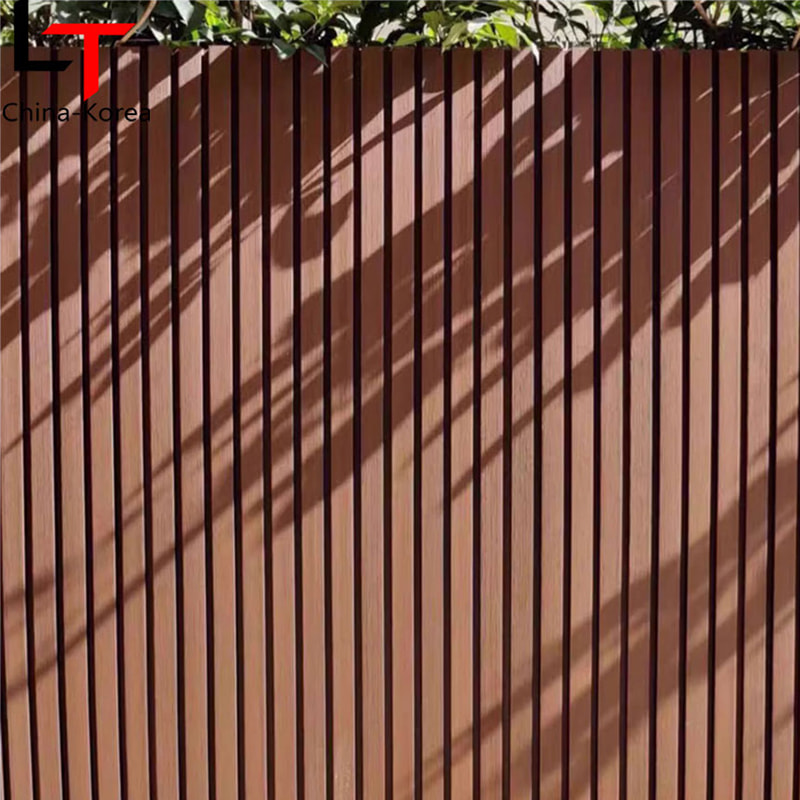 Tekstur Kayu dan Corak Hitam Pelapisan Dinding Luar Bilah Luar Sisi Rumah Hiasan Luar Panel Dinding Luar Bergalur Wpc